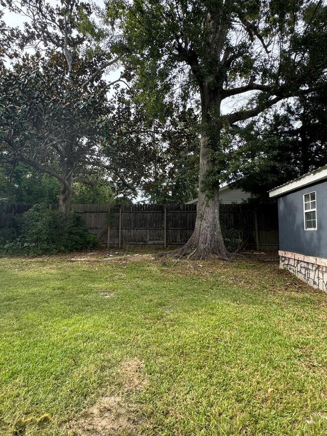 Building Photo - 16590 Gaskin St