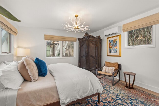 Building Photo - 262 Eastwood Rd