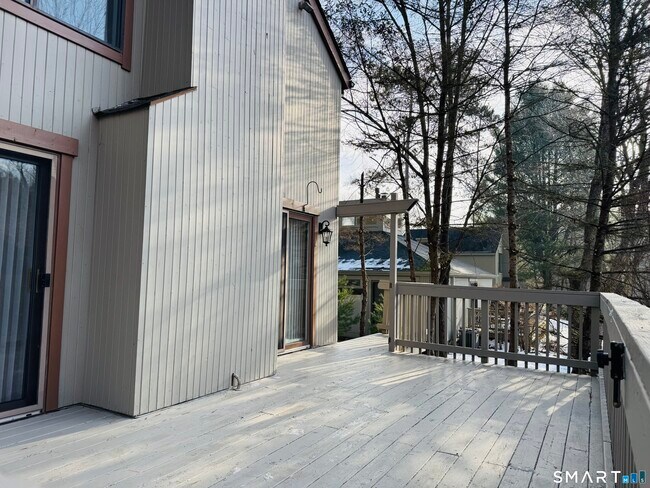 Building Photo - 2 Highland Square