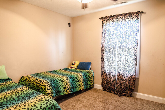 Building Photo - Pet Friendly Three Bedroom!