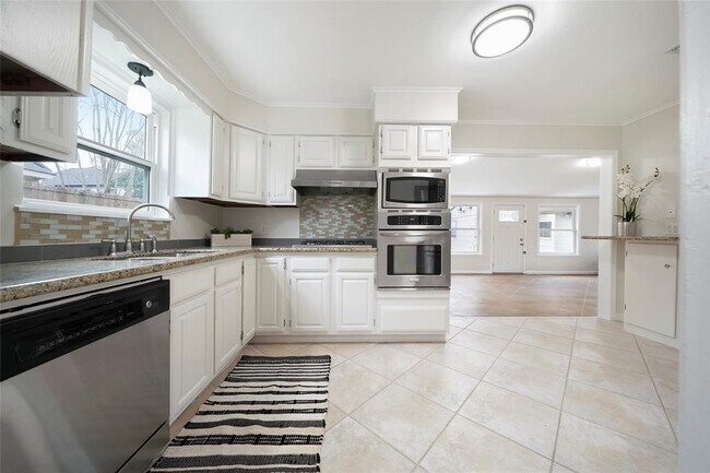 Building Photo - 1428 W 43rd St