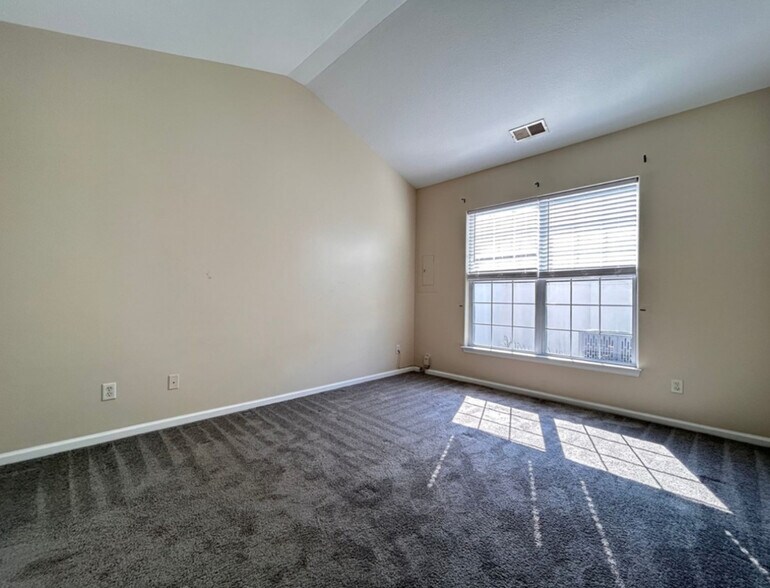 Building Photo - 927 Hunley Dr