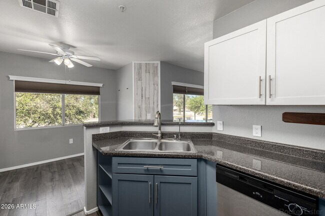 Building Photo - 1295 N Ash St