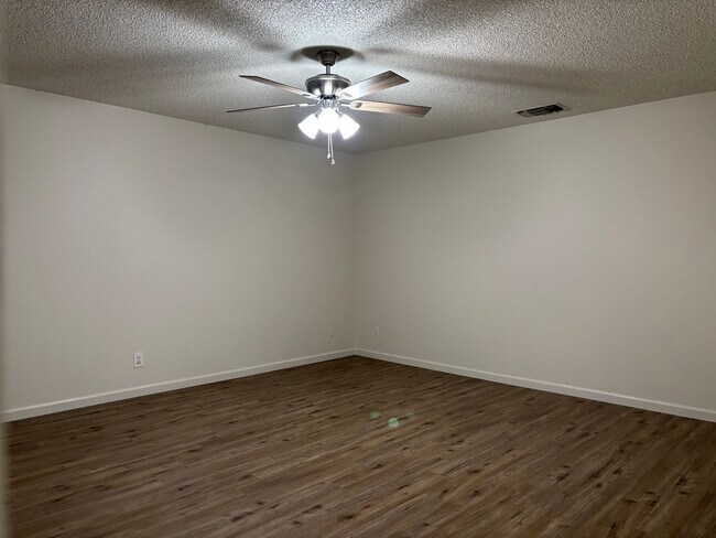 Building Photo - Almost 2000 SF home near Fresno State