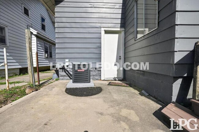 Building Photo - 544 Woodsdale Ave