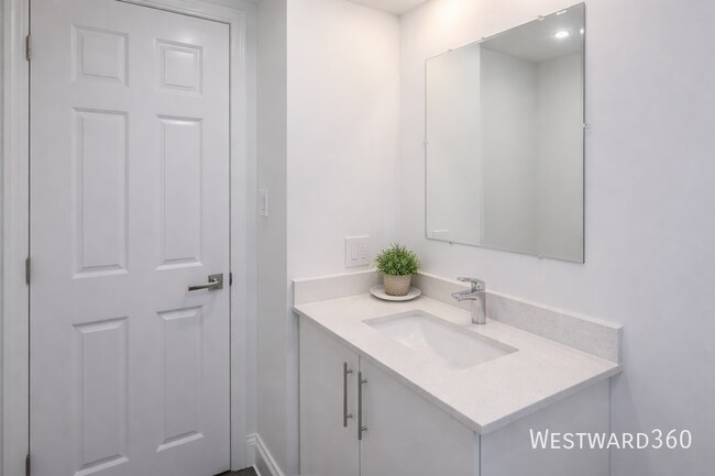 Building Photo - 660 Clyde-3N