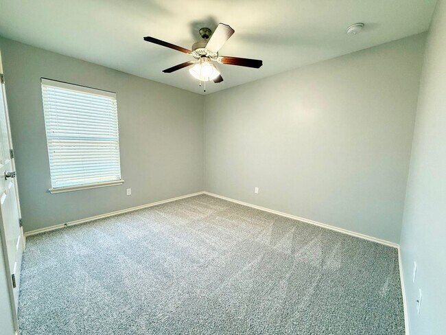 Building Photo - Great Family Home, Great Neighborhood