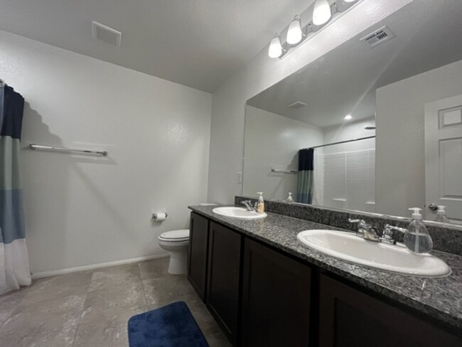 Building Photo - Stunning 3-bedroom, 2.5-bathroom house loc...