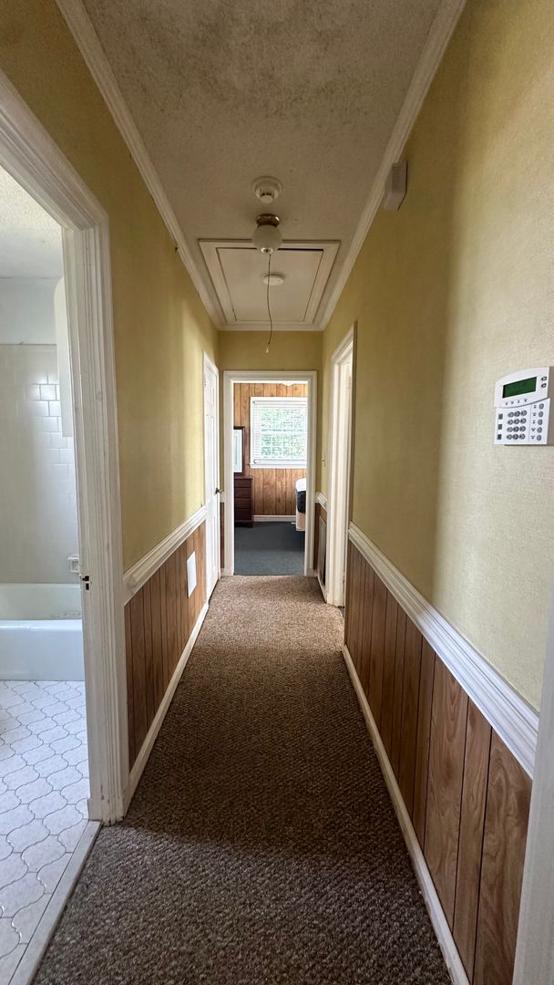 Building Photo - 704 E Country Club Dr