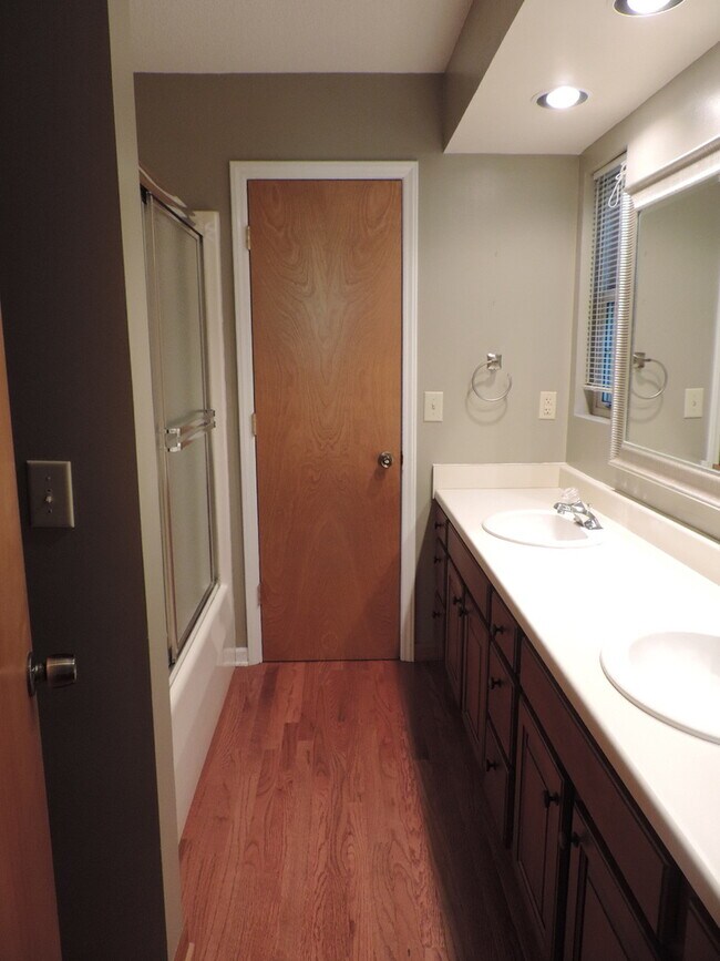 Building Photo - 404 Wintergreen Dr
