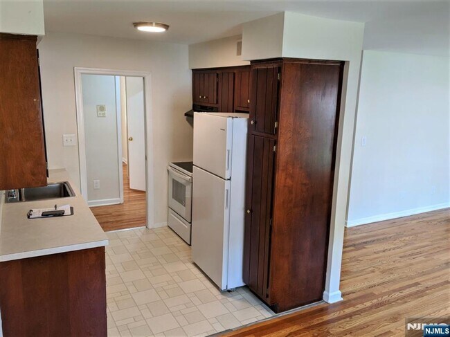 Building Photo - 522 Maple Ave