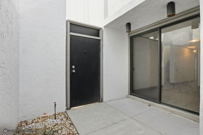 Building Photo - DOWNTOWN ~ Luxury Gene Leedy Townhouse ~ with Community Pool