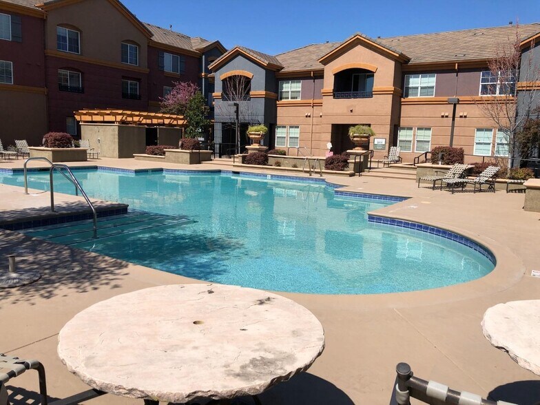 Pool - 2001 Club Center Dr