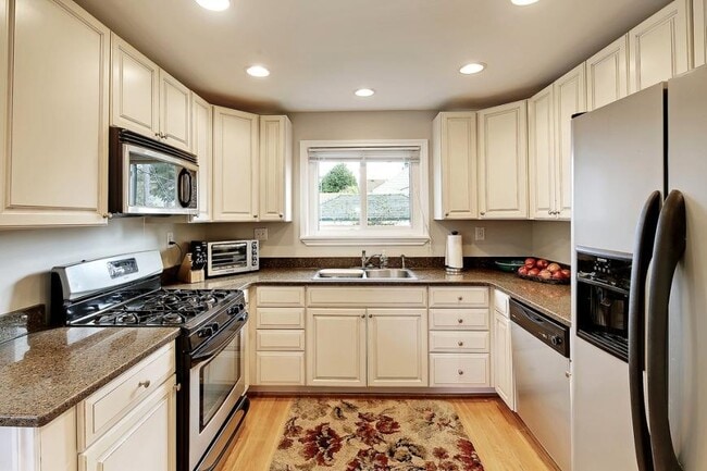 Building Photo - 4 bedroom in Seattle WA 98103