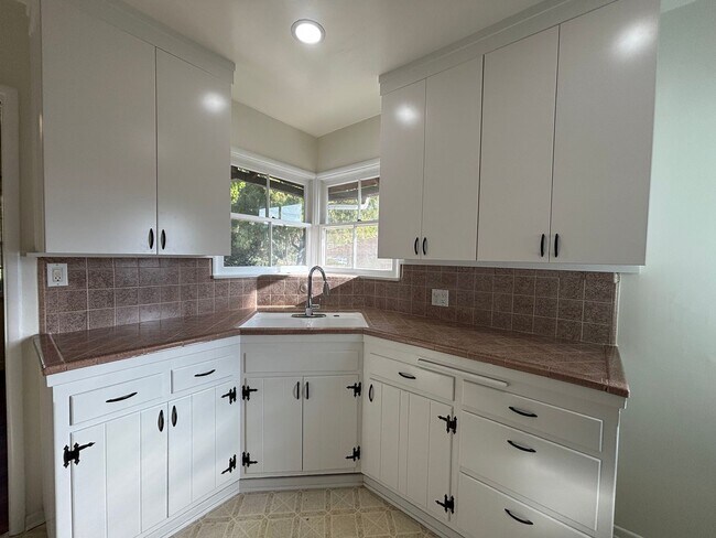 Building Photo - 3633 Valihi Way