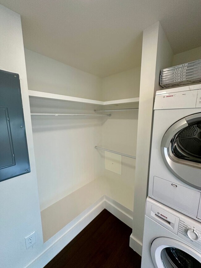 Building Photo - 1 BED | 1 BATH | DRAYTON TOWER | ALL UTILITIES INCLUDED
