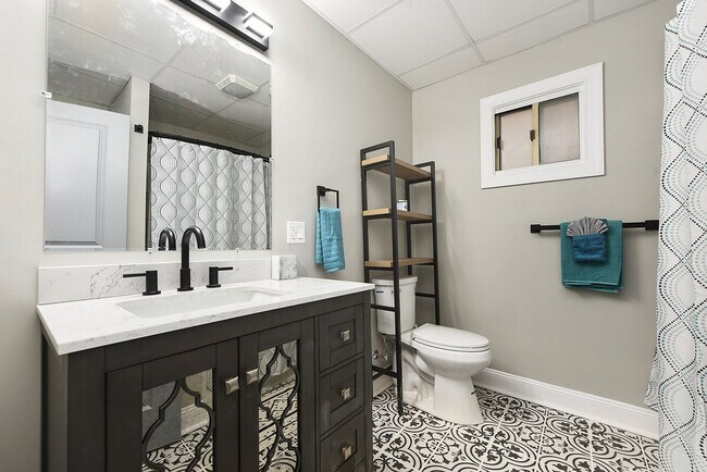 Building Photo - 155 Labelle St