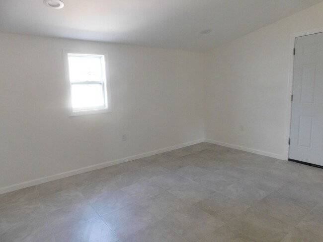 Building Photo - Beautifully Renovated 2 Bedroom