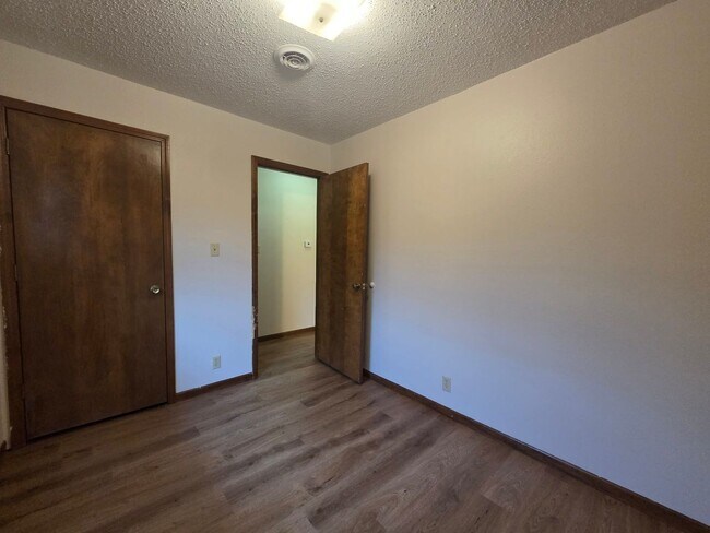 Building Photo - 1214 Bluestem Dr