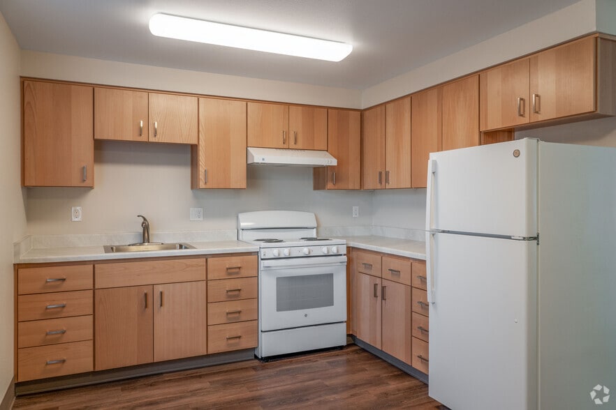3BR, 1BA, - Kitchen - Cougar Creek Apartments