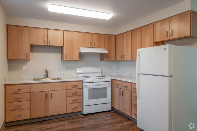 3BR, 1BA, - Kitchen