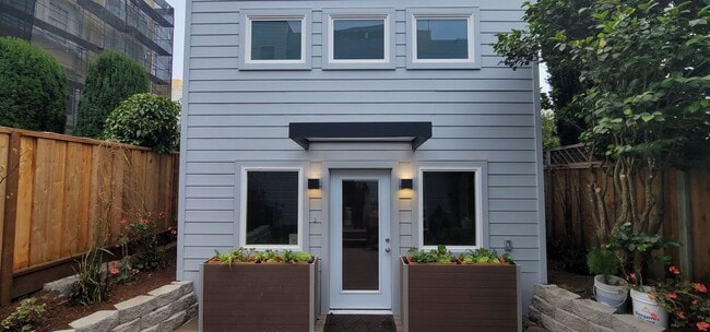 Building Photo - Recently Constructed, Fully Detached, Garden Unit, Utilities Included**