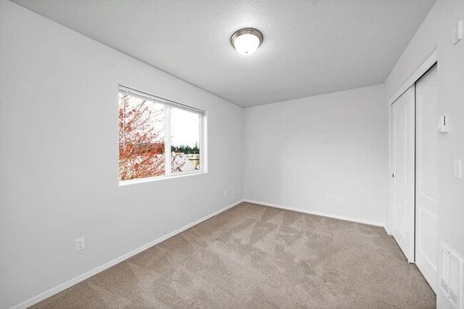 Building Photo - 2 bedroom 1.5 bath Condo! Washer and Dryer in unit!!