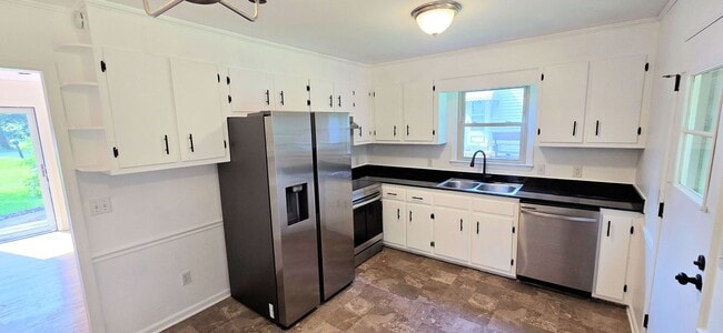 Building Photo - Cutest move-in ready brick ranch in Pfafft...