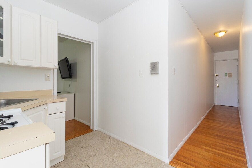 Building Photo - 224 E 95th St