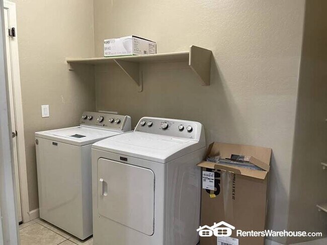 Building Photo - North Phoenix Beauty 4bed + den 3bath clos...