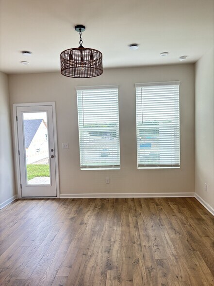 Building Photo - 607 Club View Way
