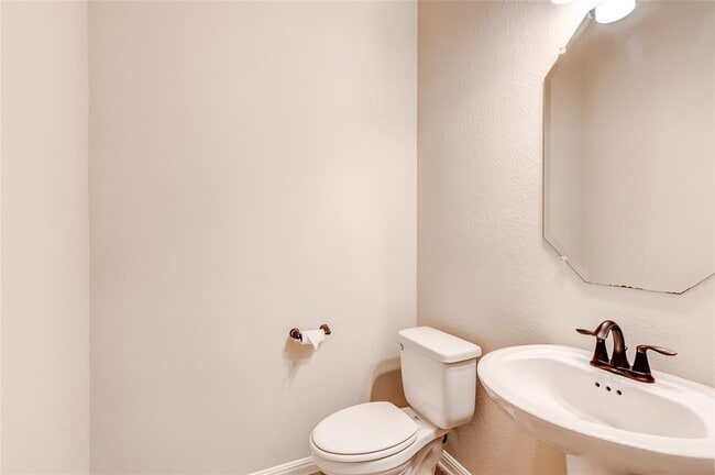 Building Photo - 2916 Zelma Dr