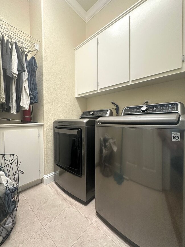 Building Photo - Gorgeous single story with Pool!