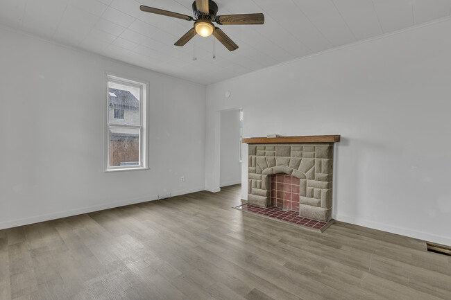 Building Photo - 862 Grove Ave