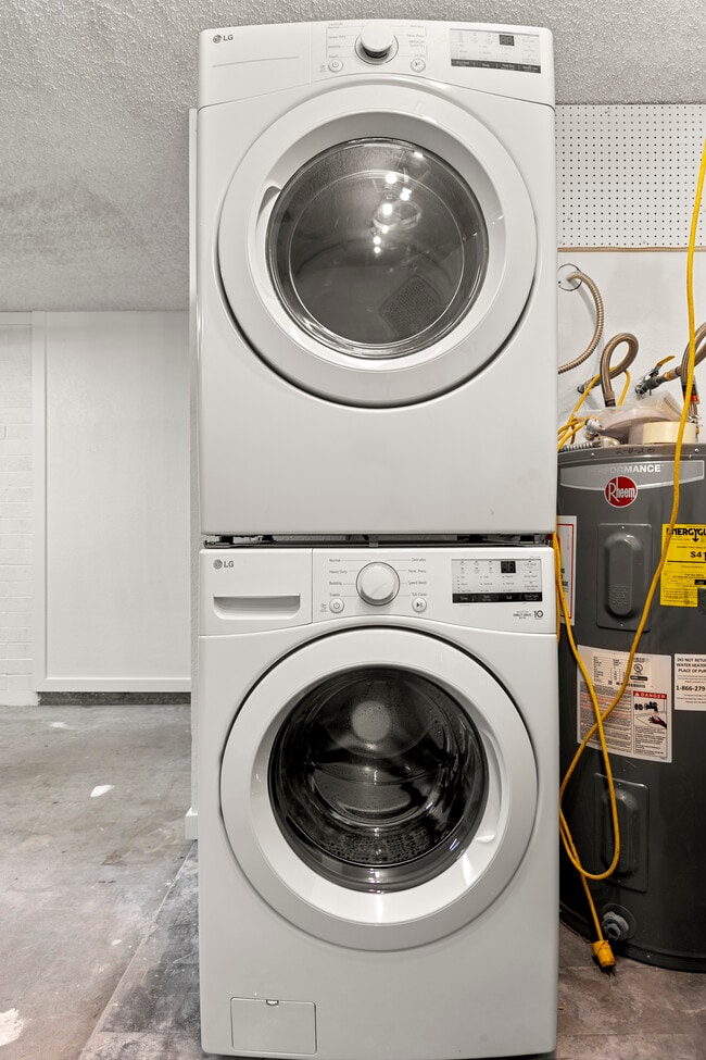 Building Photo - 6021 E Acoma Dr