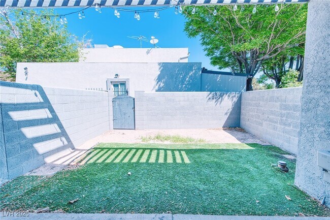 Building Photo - 1326 N Jones Blvd