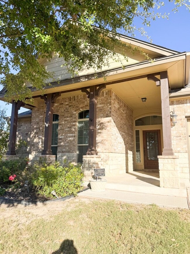 Building Photo - Popular DR Horton Sierra floor plan. 4 bed, 2 1/2 bath, 3 car garage, single story on a corner lo...