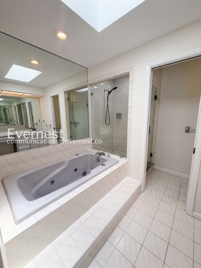 Building Photo - 4 Bed/2.5 Bath Home with Detached Garage / Available Now!