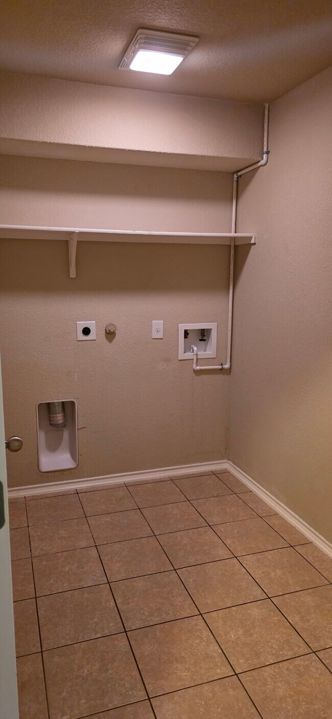 Building Photo - 419 Dolly Dr