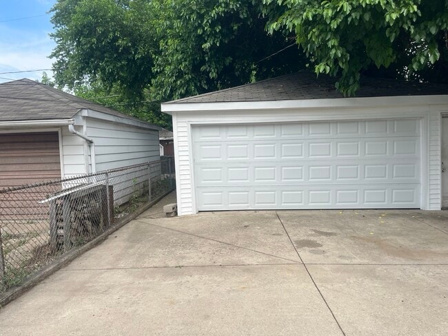 Building Photo - 13709 S School St