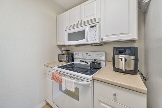 Building Photo - Available 5/10 -  Annual Condo Rental in South Naples