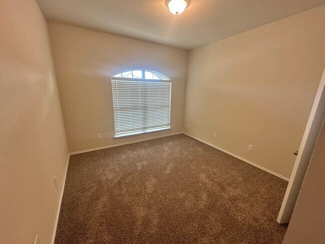 Building Photo - AVAILABLE NOW ! 1 WEEK FREE MOVE IN SPECIAL