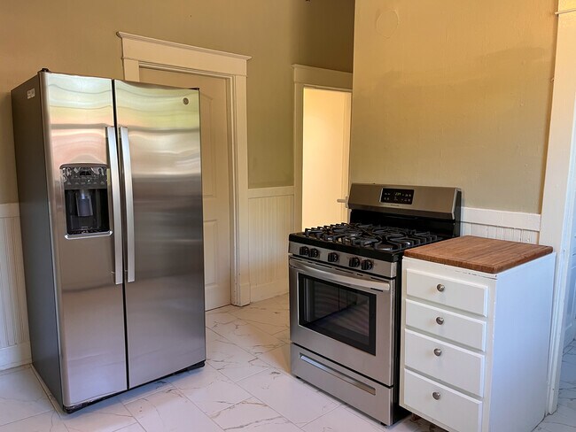 Building Photo - 423 N Van Buren St