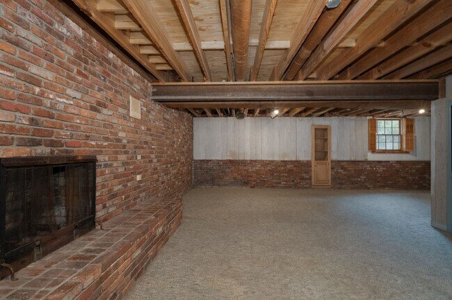 Building Photo - Single Family Home on almost an acre, 4 be...