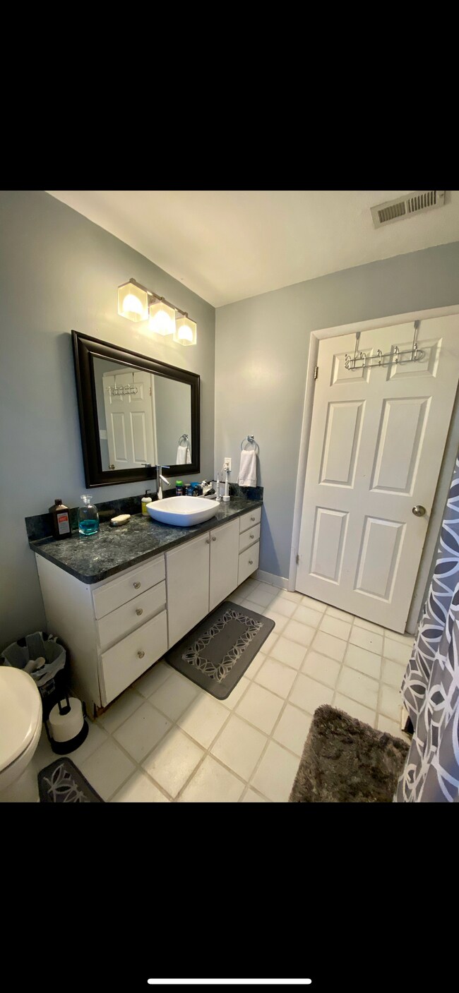 Full Bathroom - 6001 Cliff Dr