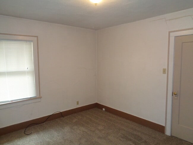 Building Photo - 2 Bedroom House with One Car Garage Near D...