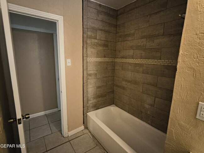 Building Photo - 4918 Guadalupe Dr