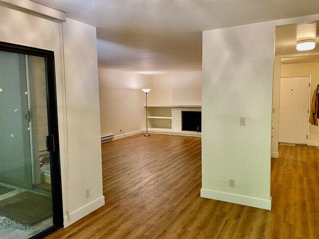 Building Photo - Private, Comfortable Downstairs Condo