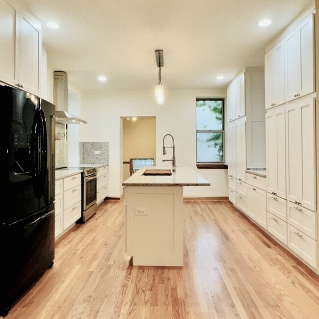 Building Photo - 6128 S Kenwood Ave