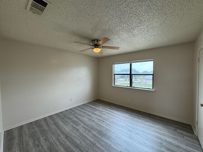 Building Photo - 2515 Bermuda Dr